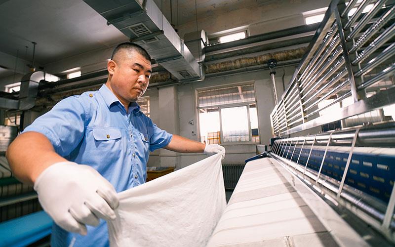 高温来袭 列车卧具洗涤工开启“炙烤模式”