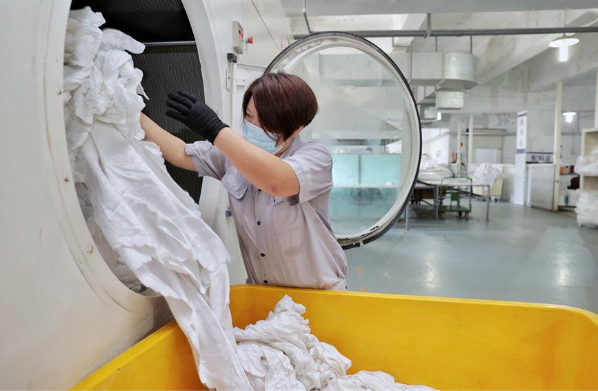 战高温 保暑运｜铁路洗涤工人高温下的坚守